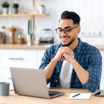 un homme suivant une formation en ligne