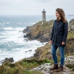 Femme en imperméable sur la côte bretonne