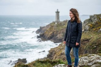 Femme en imperméable sur la côte bretonne