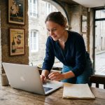 Jeune femme concentrée travaillant dans un café à Avranches