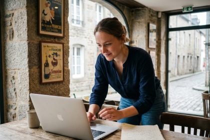 Jeune femme concentrée travaillant dans un café à Avranches