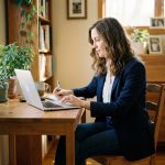 Jeune femme professionnelle en home office moderne
