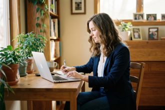Jeune femme professionnelle en home office moderne