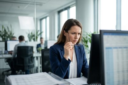 Secrétaire comptable femme travaillant sur des tableaux financiers dans un bureau moderne